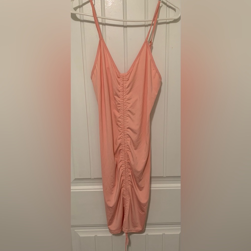 🔥2/$10🔥 “peachy-pink” fitted dress with spaghetti straps and ruching